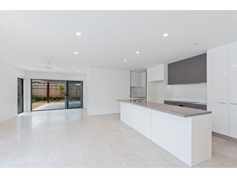 7 Bridgewater Crescent, Redland Bay QLD 4165