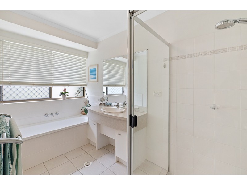 11 Kimbolton Drive, Redland Bay QLD 4165