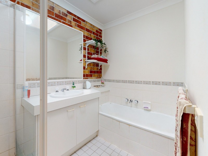 1/4 Michael Lynagh Drive, Daisy Hill QLD 4127