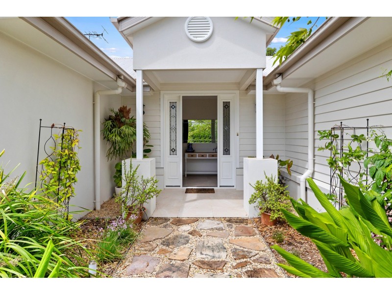 11 Sandy Cove Place, Redland Bay QLD 4165