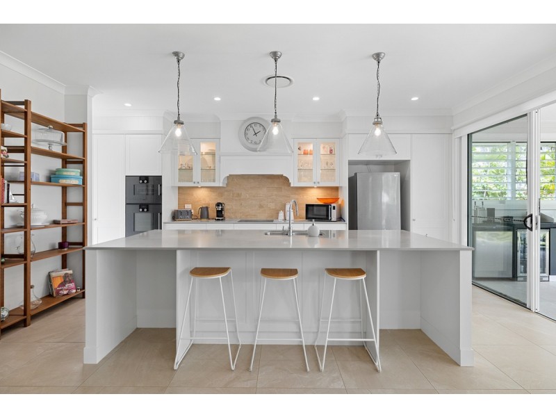11 Sandy Cove Place, Redland Bay QLD 4165