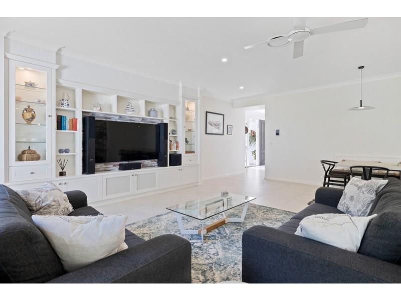 11 Sandy Cove Place, Redland Bay QLD 4165