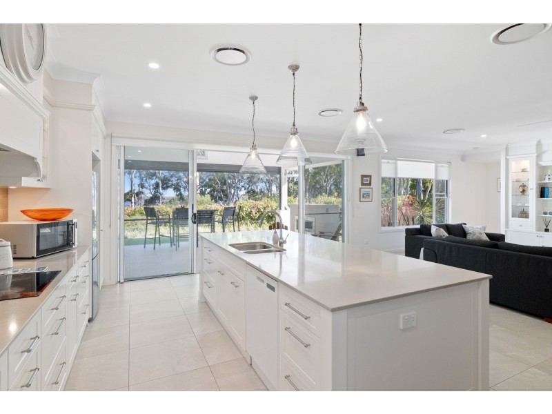 11 Sandy Cove Place, Redland Bay QLD 4165