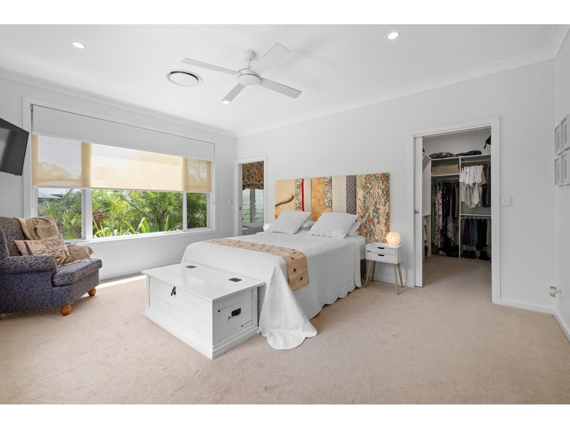 11 Sandy Cove Place, Redland Bay QLD 4165