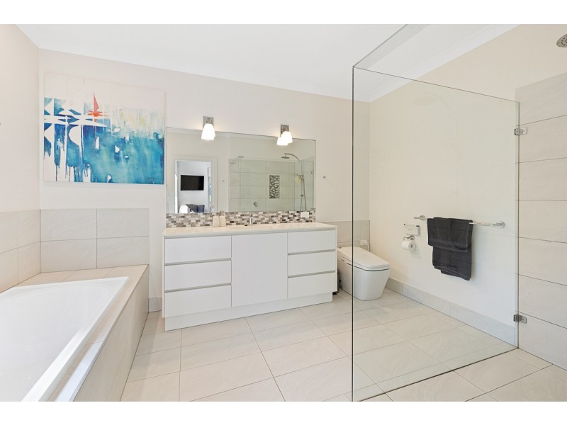 11 Sandy Cove Place, Redland Bay QLD 4165