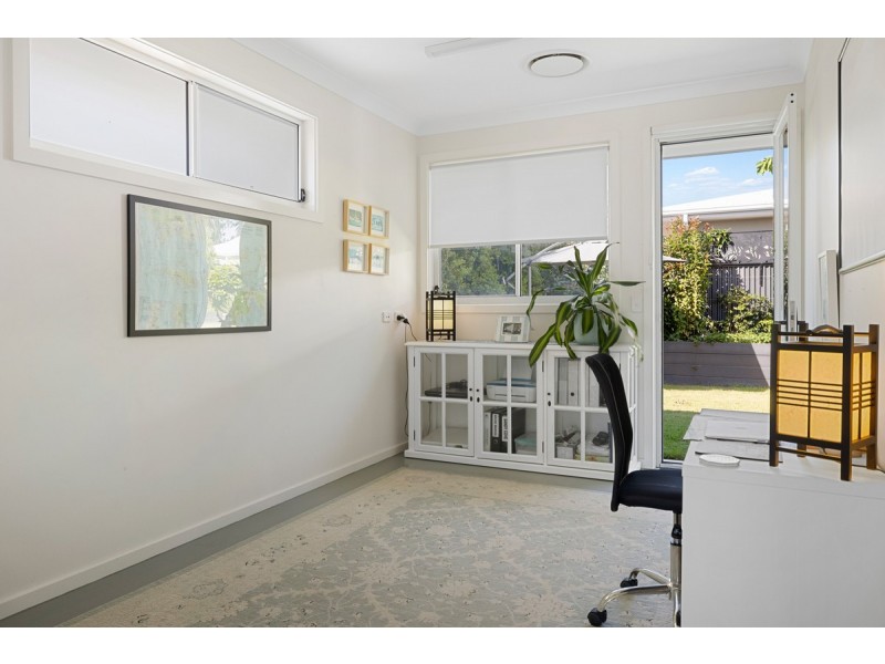 11 Sandy Cove Place, Redland Bay QLD 4165