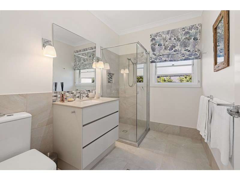 11 Sandy Cove Place, Redland Bay QLD 4165