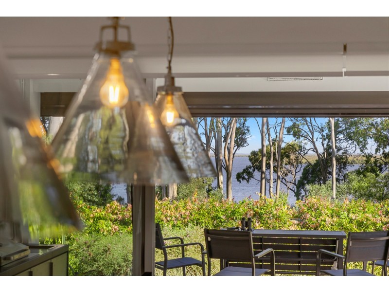 11 Sandy Cove Place, Redland Bay QLD 4165