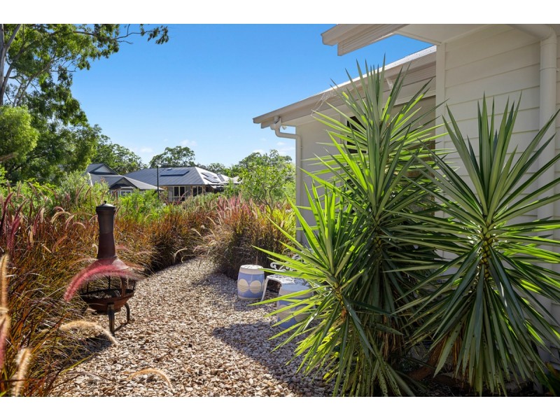 11 Sandy Cove Place, Redland Bay QLD 4165