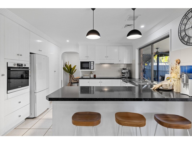 10 Waterford Crescent, Ormiston QLD 4160