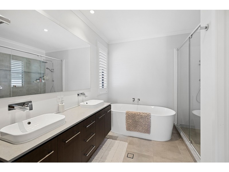 5 Moores Road, Redland Bay QLD 4165