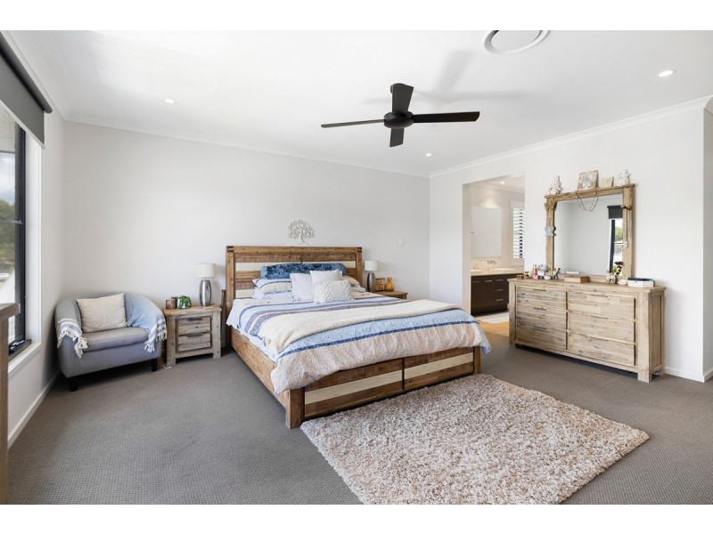 5 Moores Road, Redland Bay QLD 4165