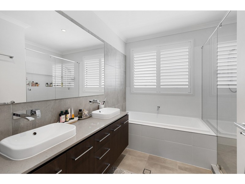 5 Moores Road, Redland Bay QLD 4165