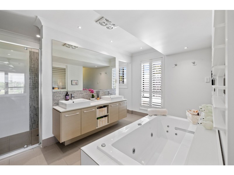 16 Clive Road, Birkdale QLD 4159