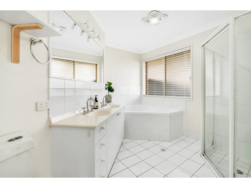 16 Ponderosa Place, Forest Lake QLD 4078