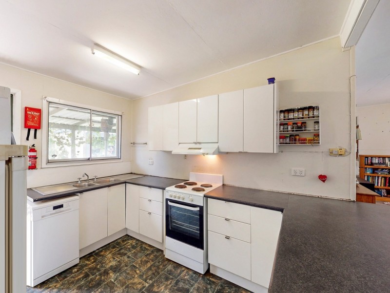 34 Kianawah Road, Wynnum West QLD 4178
