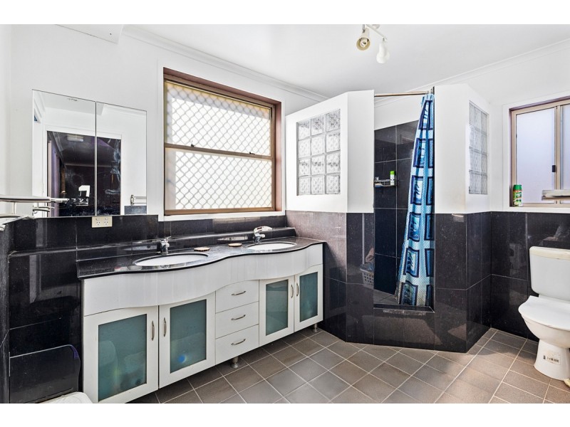17 Herswell Avenue, Wynnum West QLD 4178