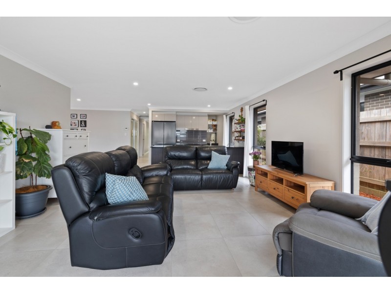 21 Bayswood Circuit, Redland Bay QLD 4165