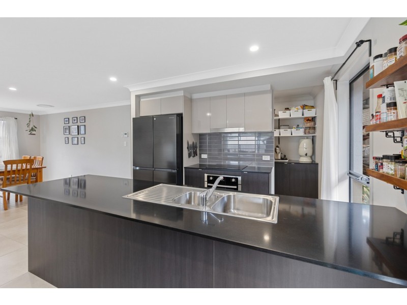 21 Bayswood Circuit, Redland Bay QLD 4165