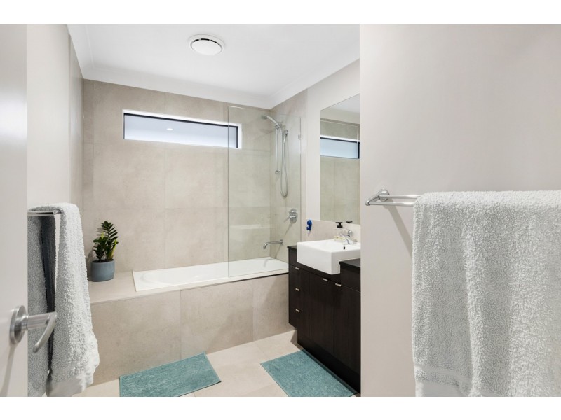 21 Bayswood Circuit, Redland Bay QLD 4165