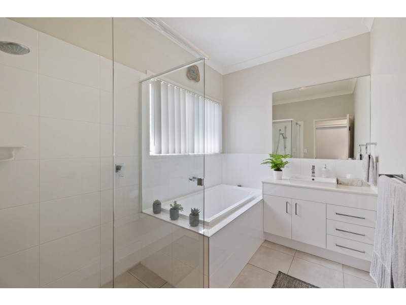 42 Russell Street, Cleveland QLD 4163