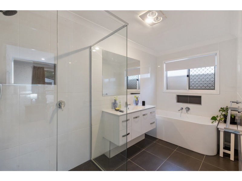 35 Trafalgar Drive, Victoria Point QLD 4165