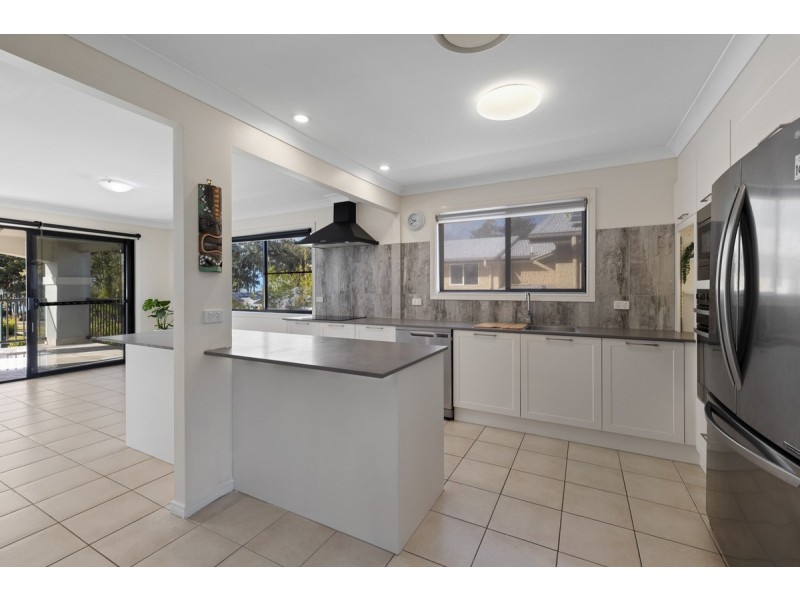 36 Sandy Cove Place, Redland Bay QLD 4165