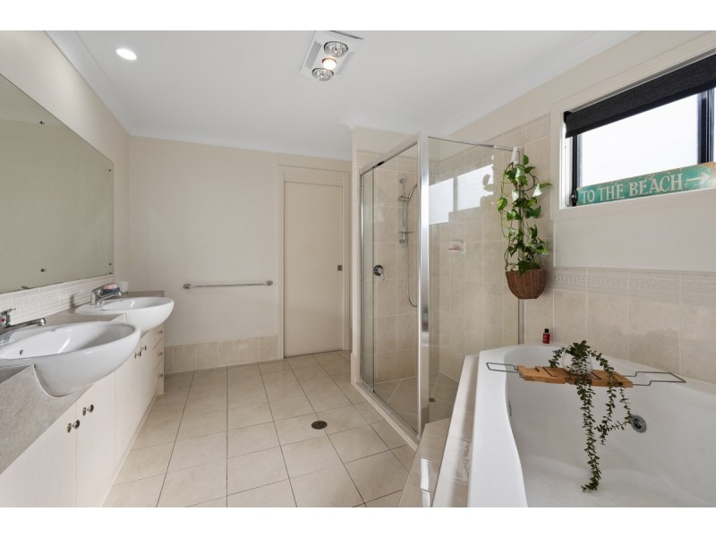 36 Sandy Cove Place, Redland Bay QLD 4165
