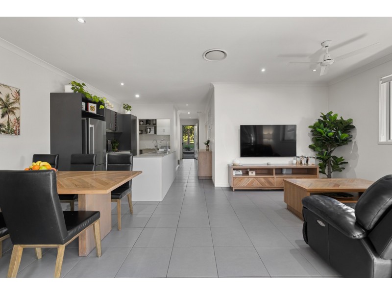 4 Lockyer Street, Wakerley QLD 4154