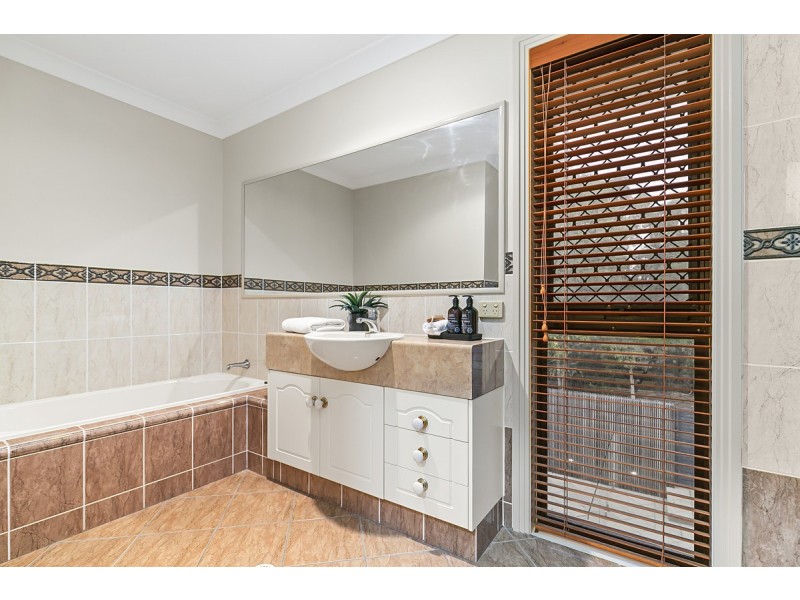 16 Vaucluse Place, Mansfield QLD 4122