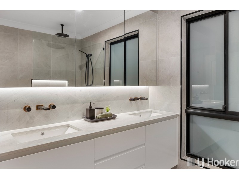 7 Dory Close, Redland Bay QLD 4165