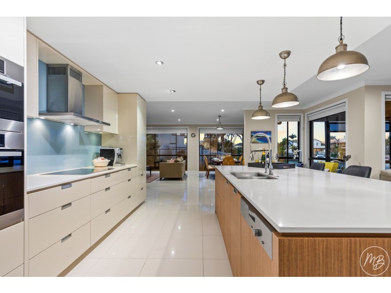 2 Mainroyal Court, Raby Bay QLD 4163