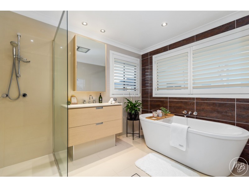 2 Mainroyal Court, Raby Bay QLD 4163