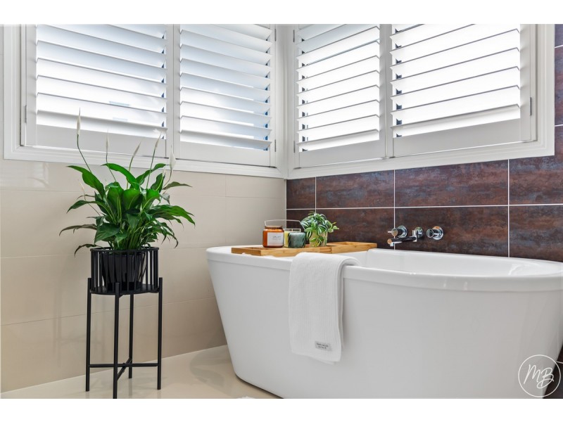 2 Mainroyal Court, Raby Bay QLD 4163