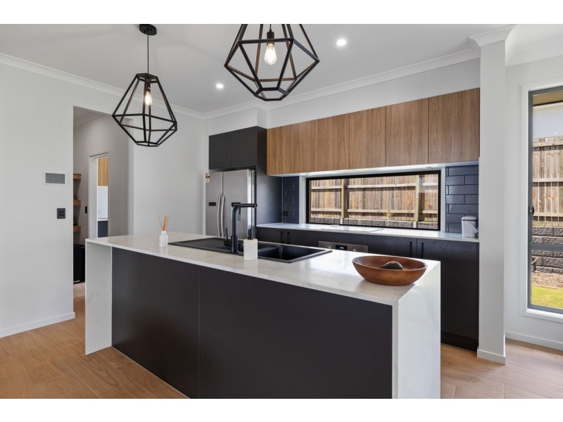 44 Shoreline Avenue, Redland Bay QLD 4165