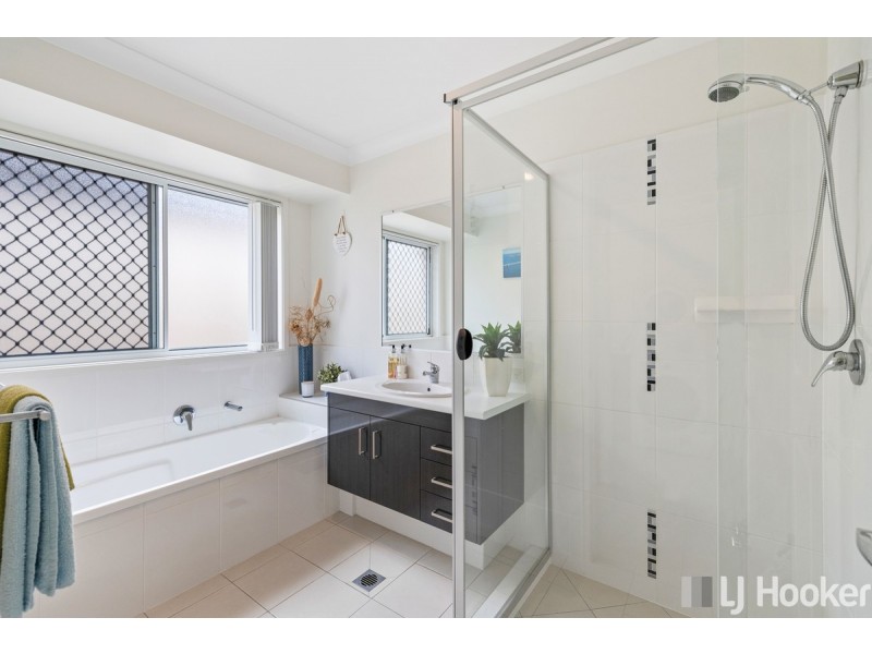 9 Lancaster Circuit, Redland Bay QLD 4165
