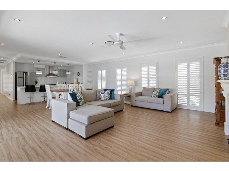 6 Acer Place, Redland Bay QLD 4165