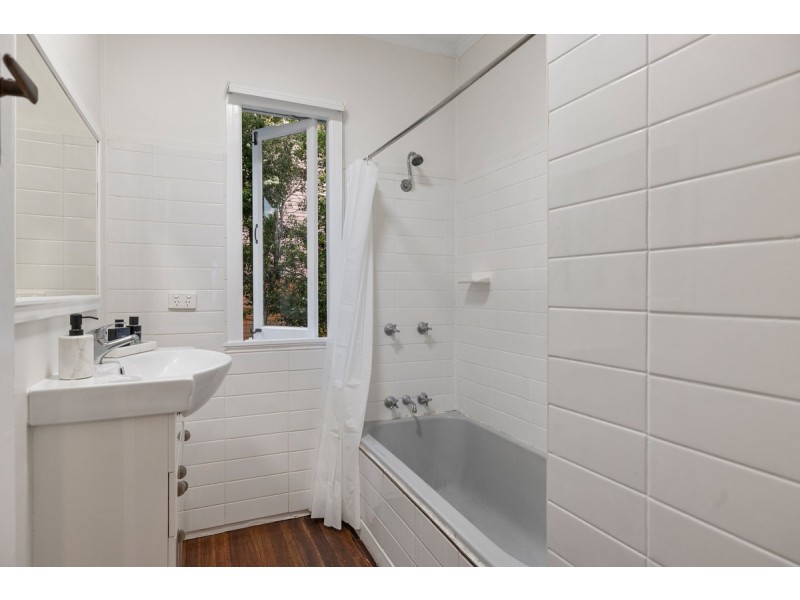 11 Dell Street, Eastern Heights QLD 4305