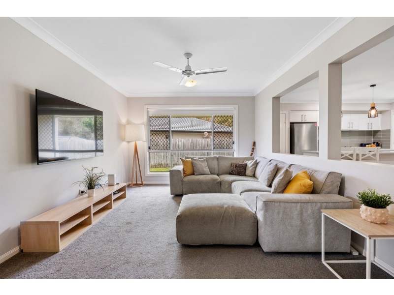 6 Mervyn Crescent, Redland Bay QLD 4165