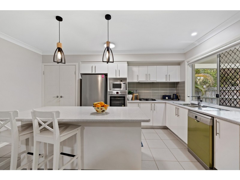 6 Mervyn Crescent, Redland Bay QLD 4165