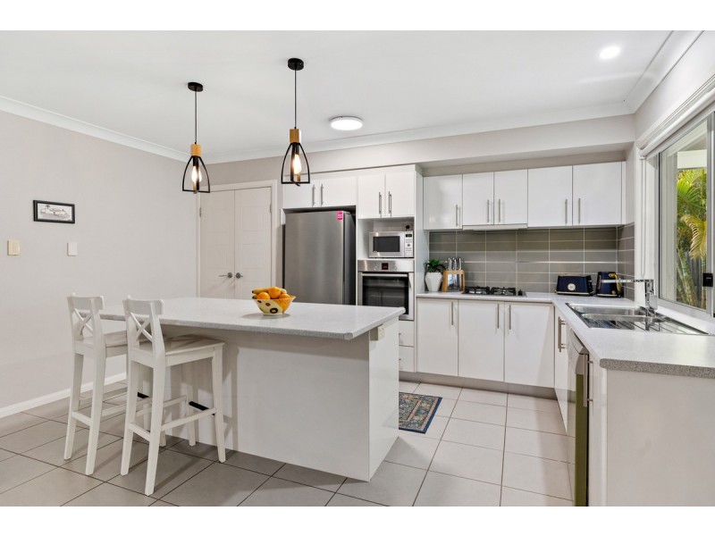 6 Mervyn Crescent, Redland Bay QLD 4165