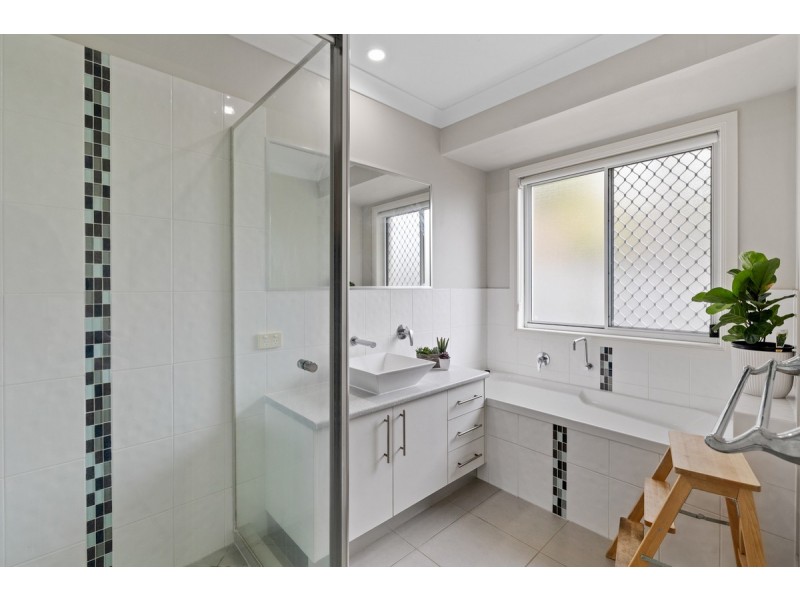 6 Mervyn Crescent, Redland Bay QLD 4165