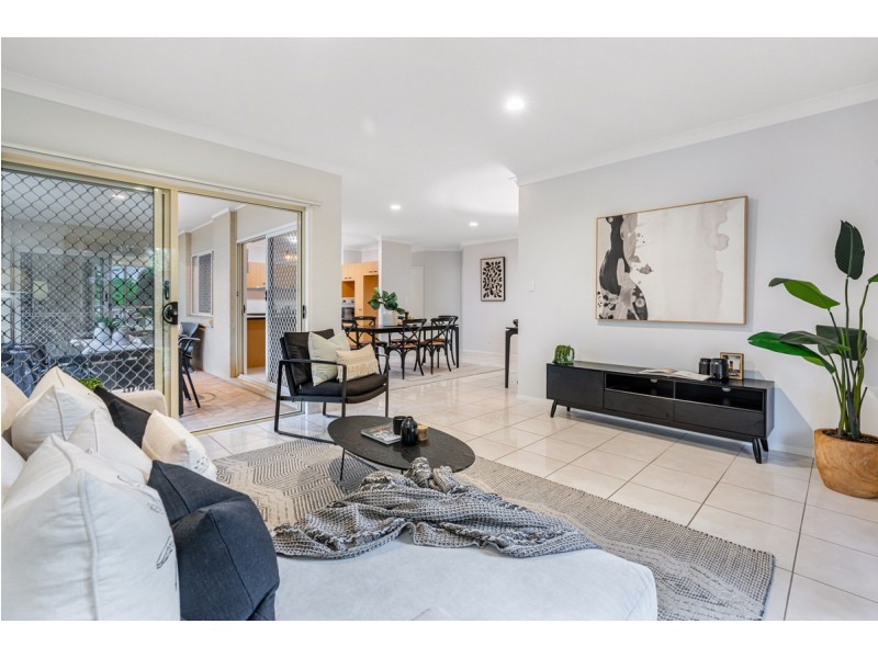 25 Lakeside Circuit, Sinnamon Park QLD 4073