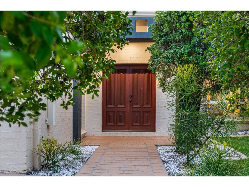 25 Lakeside Circuit, Sinnamon Park QLD 4073