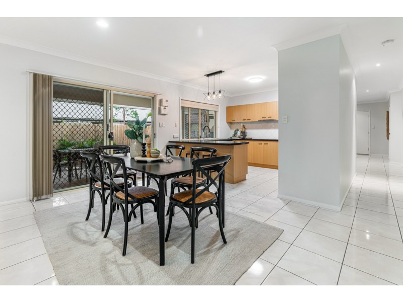 25 Lakeside Circuit, Sinnamon Park QLD 4073