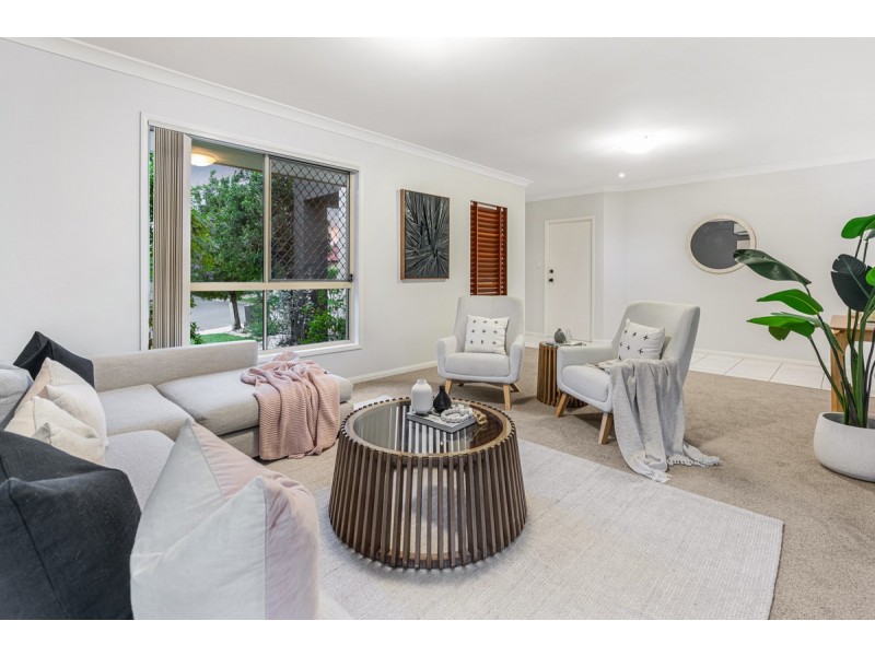 25 Lakeside Circuit, Sinnamon Park QLD 4073