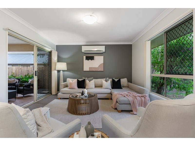 25 Lakeside Circuit, Sinnamon Park QLD 4073