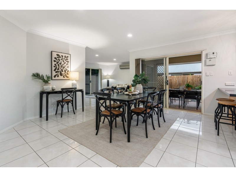 25 Lakeside Circuit, Sinnamon Park QLD 4073