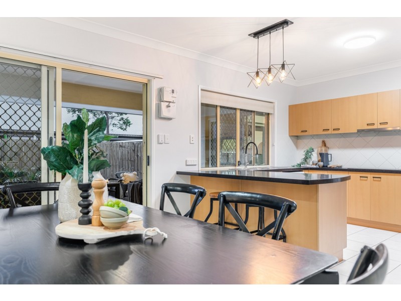 25 Lakeside Circuit, Sinnamon Park QLD 4073