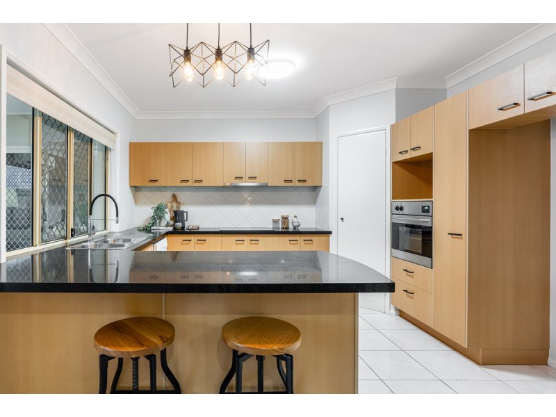 25 Lakeside Circuit, Sinnamon Park QLD 4073